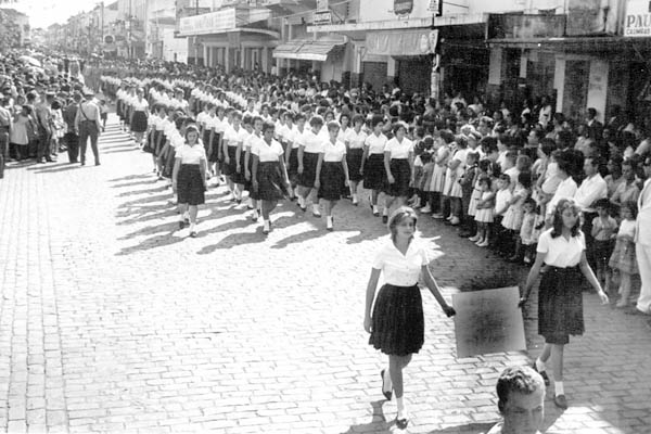 Esta foto, dos anos 1960, pertencente ao arquivo do Museu da Imagem e do Som, mostra uma dessas comemorações
